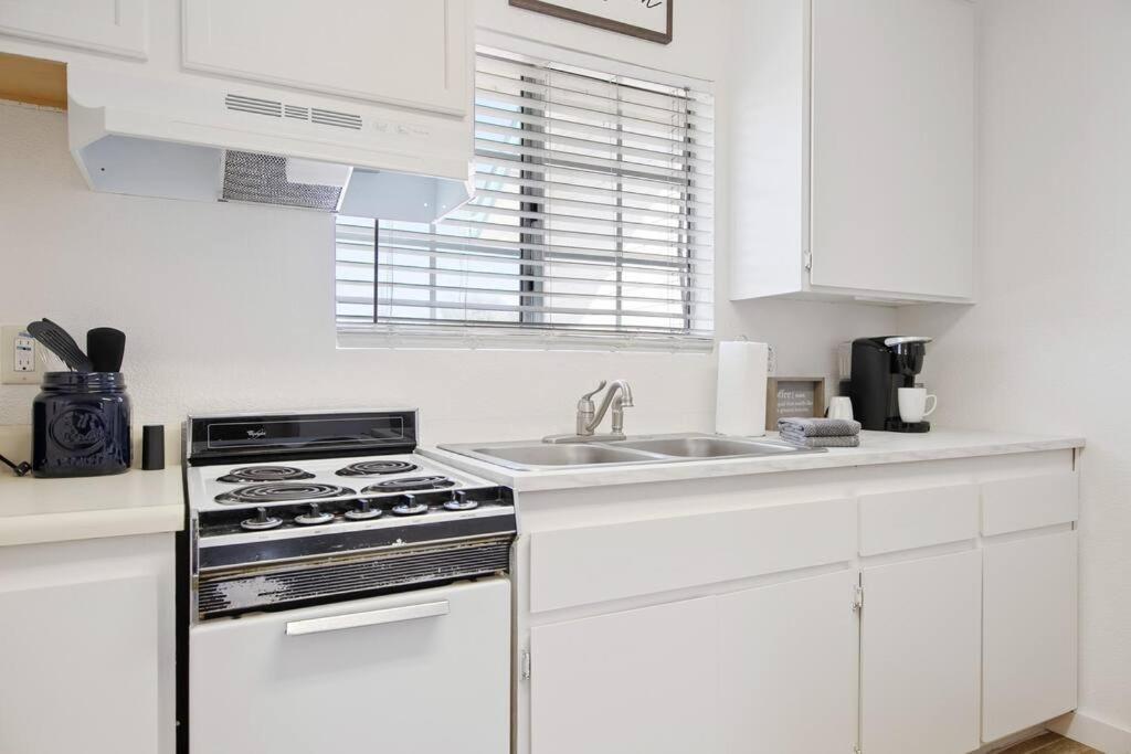 Couples Studio 1 W Full Kitchen Lägenhet Oakhurst Exteriör bild
